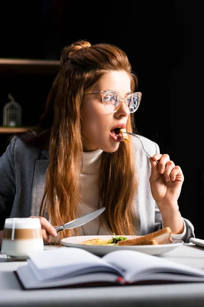 Attrayant Rousse Femme Manger Petit Déjeuner Dans Café Avec Bloc — Photo