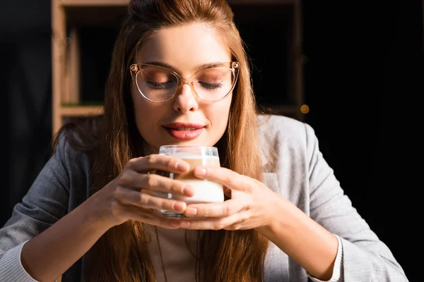 Приваблива Жінка Окулярах Тримає Келих Кави Закритими Очима Кафе — стокове фото