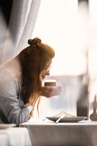 Mujer Feliz Tomando Café Desayuno Cafetería Cerca Ventana —  Fotos de Stock