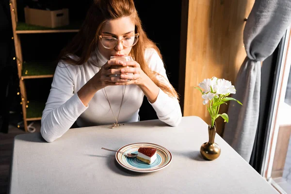 Menina Atraente Beber Café Com Bolo Café Com Flores Vaso — Fotografia de Stock