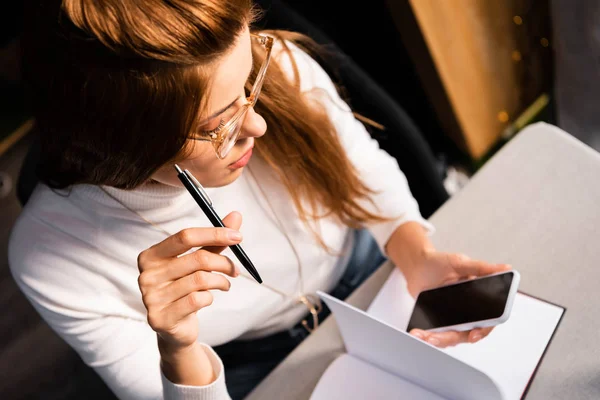 Attractive Pensive Woman Pan Notepad Using Smartphone Cafe — Stock Photo, Image