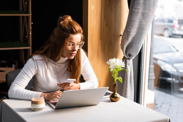Redhead Woman Studying Online Smartphone Laptop Cafe — Stock Photo, Image