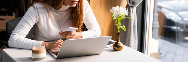 Vista Cortada Menina Estudando Line Com Smartphone Laptop Café — Fotografia de Stock