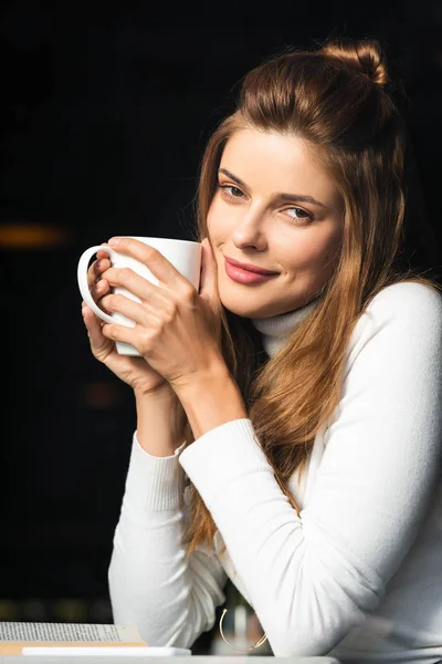 Atraktivní Šťastná Žena Drží Šálek Kávy Kavárně — Stock fotografie