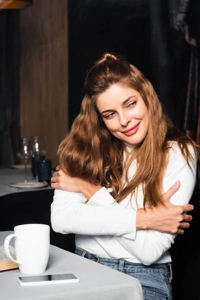 Atractiva Chica Sonriente Abrazándose Cafetería Con Una Taza Café Teléfono — Foto de Stock