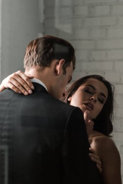 Güzel, baştan çıkarıcı bir çift içeride sarılıp flört ediyor.