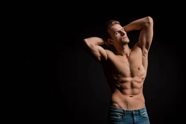 Muscular Sem Camisa Homem Posando Isolado Preto — Fotografia de Stock