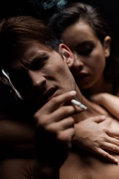 Bela Mulher Abraçando Homem Fumar Cigarro Isolado Preto — Fotografia de Stock