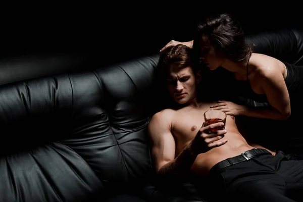 Sensual Chica Hombre Con Vaso Whisky Posando Sofá Habitación Oscura — Foto de Stock