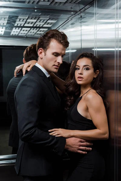 Красива Сексуальна Пара Обіймає Фліртує Ліфті — стокове фото