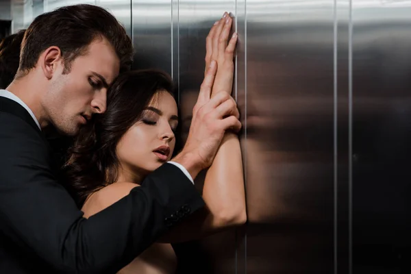 Knappe Man Knuffelen Sexy Vrouw Van Terug Lift — Stockfoto