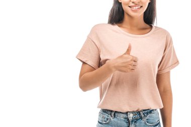 Gülümseyen Afro-Amerikan kadının beyaz üzerinde izole bir şekilde baş parmağını göstermesi.