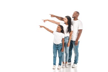 Afro-Amerikan anne, baba ve kız parmaklarıyla işaret ederek beyaz arka plana bakıyorlar.