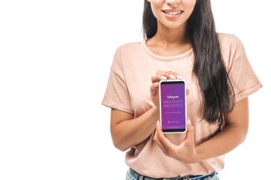Kyiv, Ukrayna - 15 Ağustos 2019: Beyaz ekranda Instagram uygulamalı akıllı telefon tutan gülümseyen Afrikalı Amerikalı kadın görüntüsü.