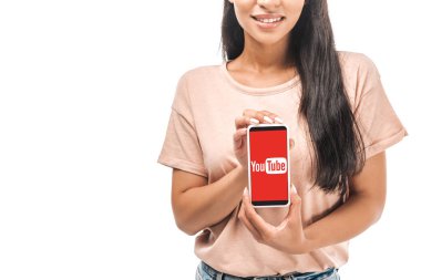 Kyiv, Ukrayna - 15 Ağustos 2019: Beyaz ekranda Youtube uygulaması ile akıllı telefon tutan gülümseyen Afrikalı Amerikalı kadının görüntüsü.