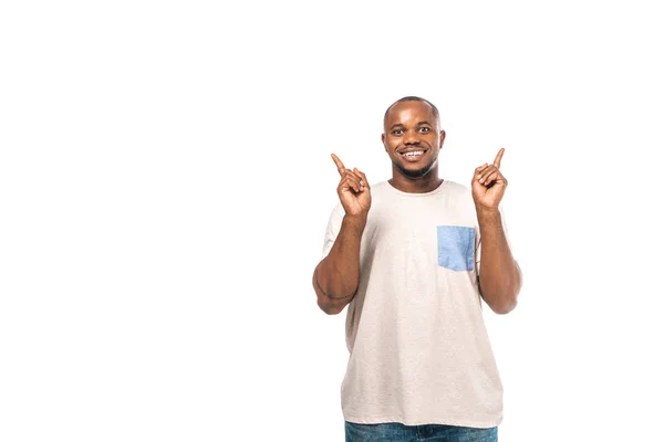 Χαρούμενος Αφροαμερικάνος Που Κοιτάζει Την Κάμερα Και Δείχνει Δάχτυλα Απομονωμένα — Φωτογραφία Αρχείου