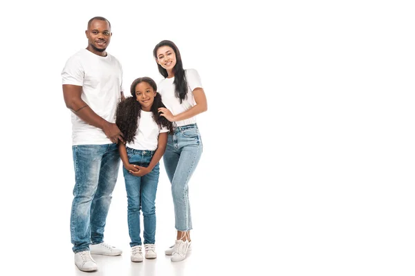 幸せなアフリカ系アメリカ人の父と母と娘は白い背景のカメラで抱き合って笑っています — ストック写真