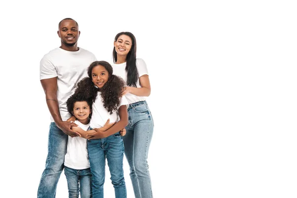幸せなアフリカ系アメリカ人の両親と娘と息子はカメラで笑顔で白に隔離されながら — ストック写真
