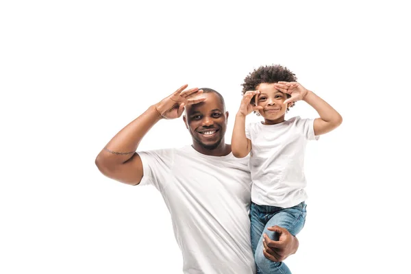 Fröhliche Afrikanisch Amerikanische Vater Hält Sohn Imitiert Fotoshooting Isoliert Auf — Stockfoto