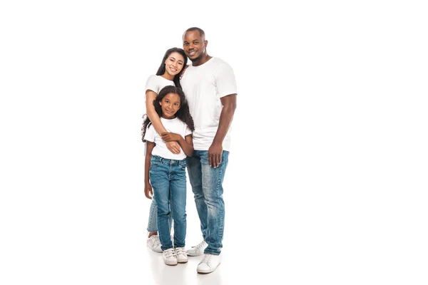 快乐的非洲裔美国女人抱着可爱的女儿 站在笑容满面的丈夫身边 背景洁白 — 图库照片