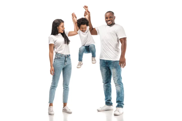 明るいアフリカ系アメリカ人の少年が白い背景で両親の手にぶら下がり — ストック写真