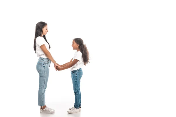 Vista Lateral Madre Hija Afroamericanas Felices Tomados Mano Mirándose Unos — Foto de Stock