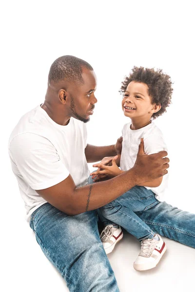 Guapo Afroamericano Hombre Hablando Con Sonriente Hijo Sobre Fondo Blanco — Foto de Stock