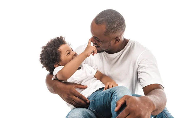 Allegro Ragazzo Afro Americano Toccare Naso Felice Padre Isolato Bianco — Foto Stock