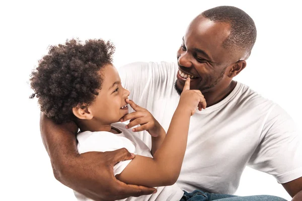 Веселий Афроамериканський Хлопчик Торкається Власного Носа Носа Щасливого Батька Ізольовано — стокове фото