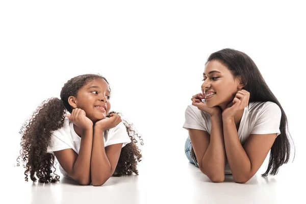 Feliz Afro Americana Mãe Filha Olhando Para Outro Enquanto Deitado — Fotografia de Stock