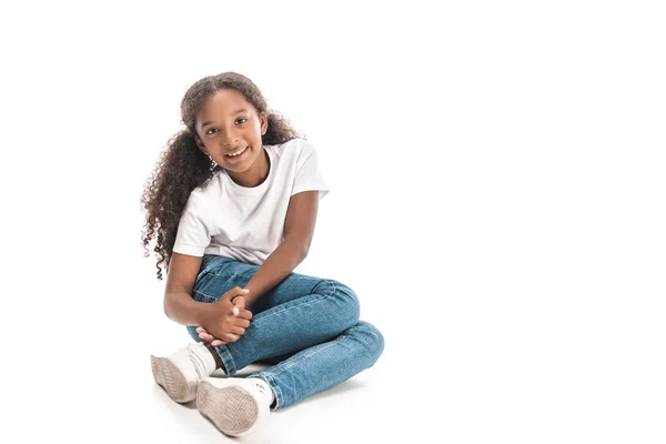 Alegre Criança Afro Americana Sorrindo Para Câmera Enquanto Sentado Fundo — Fotografia de Stock