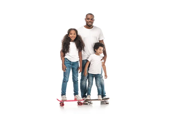 Fröhlicher Afrikanisch Amerikanischer Mann Neben Tochter Die Auf Skateboard Steht — Stockfoto