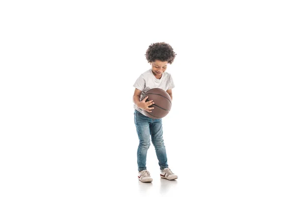 白い背景でバスケットボールをしてる可愛いアフリカ系アメリカ人の少年 — ストック写真