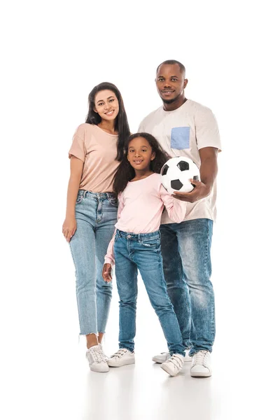 Beyaz Arka Planda Gülümseyen Karısı Kızının Yanında Futbol Topu Tutan — Stok fotoğraf