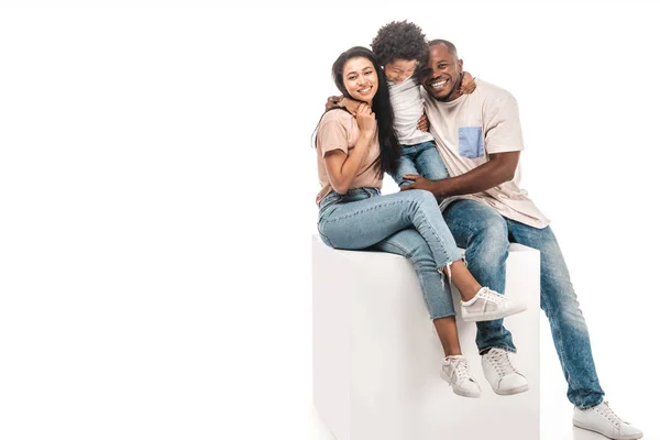 Šťastný Africký Americký Rodina Sedí Bílé Krychle Bílém Pozadí — Stock fotografie