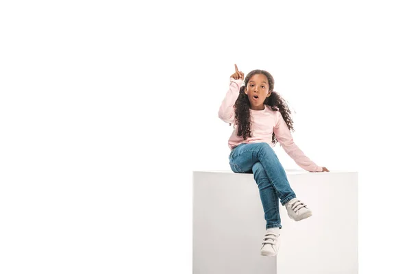 Niño Afroamericano Emocionado Mostrando Signo Idea Mientras Está Sentado Aislado — Foto de Stock