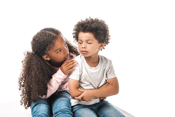 Atenciosa Afro Americana Irmã Acalmando Chateado Irmão Isolado Branco — Fotografia de Stock