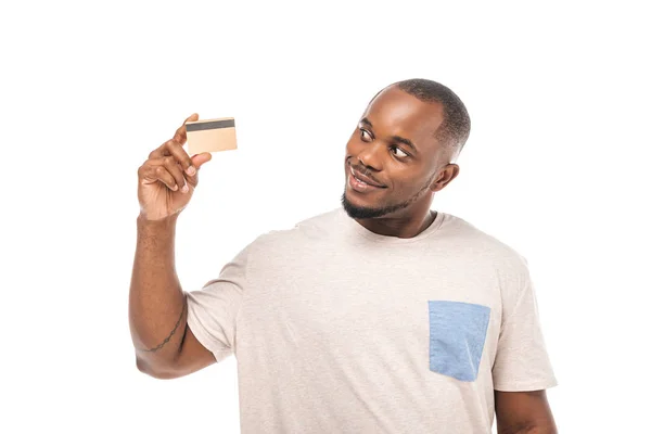 Glimlachende Afro Amerikaanse Man Met Credit Card Geïsoleerd Wit — Stockfoto