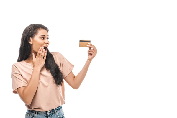 Chocado Afro Americano Mulher Segurando Cartão Crédito Isolado Branco — Fotografia de Stock