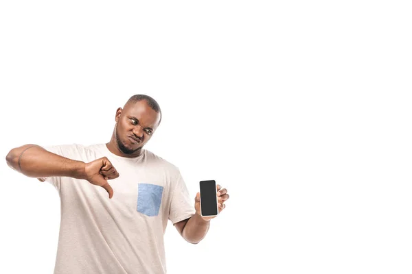 Missnöjd Afrikansk Amerikansk Man Håller Smartphone Med Tom Skärm Och — Stockfoto