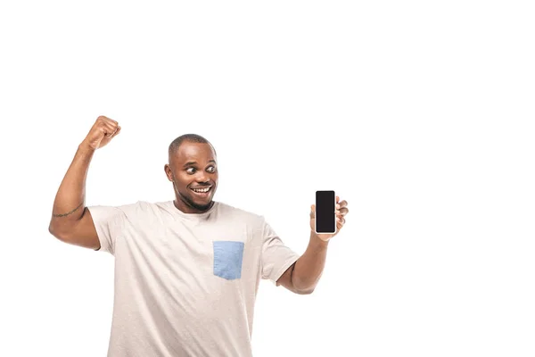 Alegre Afroamericano Hombre Sosteniendo Teléfono Inteligente Con Pantalla Blanco Mostrando — Foto de Stock