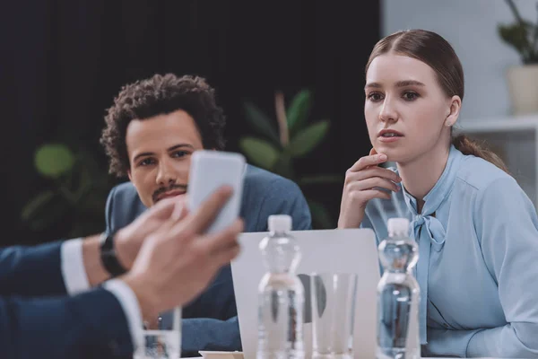 Ausgeschnittene Ansicht Eines Geschäftsmannes Der Multikulturellen Kollegen Sein Smartphone Zeigt — Stockfoto