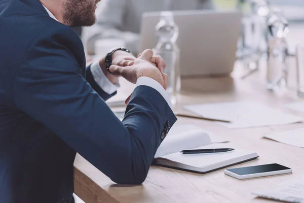 Abgeschnittene Ansicht Eines Geschäftsmannes Der Während Eines Geschäftstreffens Schreibtisch Sitzt — Stockfoto