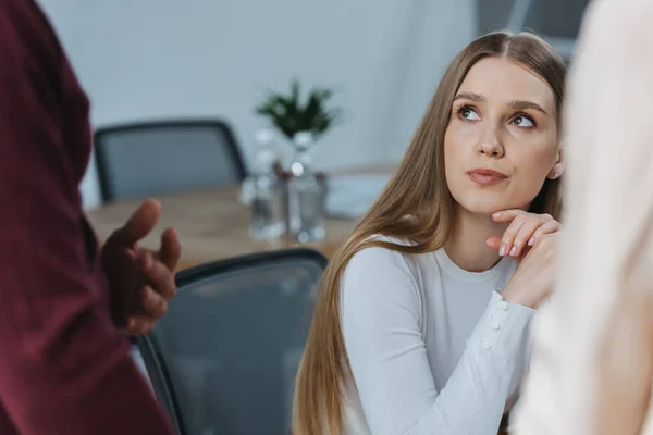 Joven Mujer Negocios Seria Mirando Los Colegas Reunión Negocios — Foto de Stock