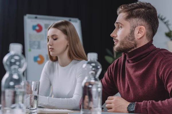 Enfoque Selectivo Los Jóvenes Empresarios Sentados Sala Reuniones — Foto de Stock