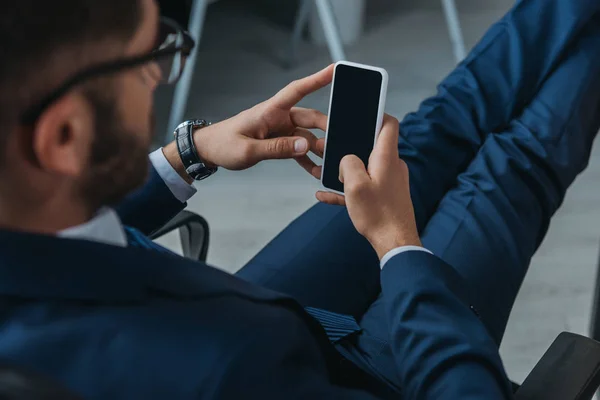 Selektywne Skupienie Się Biznesmena Trzymającego Smartfona Pustym Ekranem — Zdjęcie stockowe
