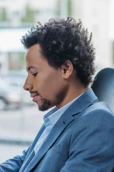 Pensativo Hombre Negocios Afroamericano Sentado Cerca Ventana Oficina —  Fotos de Stock