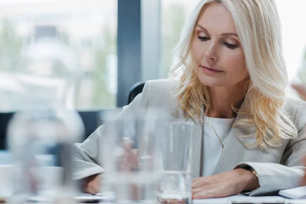 Selektiver Fokus Konzentrierter Geschäftsfrau Besprechungsraum — Stockfoto