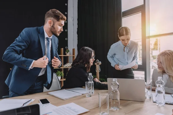 Jóvenes Empresarios Conversando Durante Una Reunión Negocios Cerca Del Escritorio — Foto de Stock