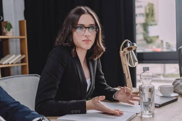 Joven Empresaria Mostrando Gesto Encogimiento Durante Reunión Negocios — Foto de Stock